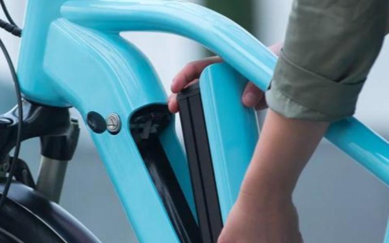 <p>Veel fietsers kunnen niet wachten om hun elektrische fiets weer uit de stalling te halen zodra de winterkou voorbij is. Dat is begrijpelijk, maar het is essentieel om bij het voorjaarstochtje goed op een belangrijk onderdeel van je e-bike te letten: de accu.</p>
