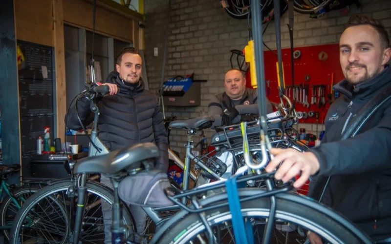 Monteurs van Bosstad Tweewielers aan het werk in de werkplaats